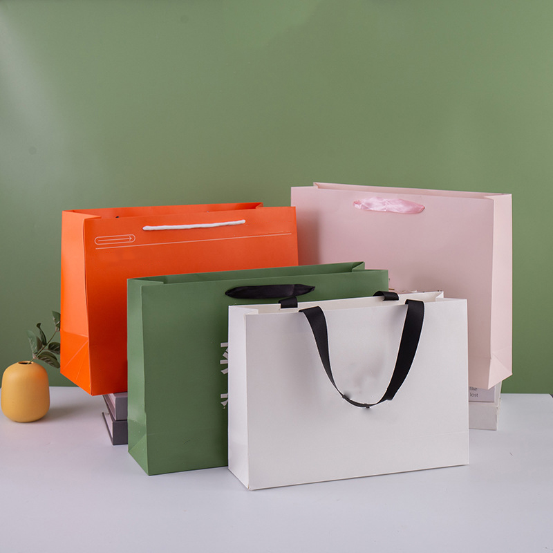Custom Kraft Paper Gift Bags Eco Friendly Recyclable Shopping Handbags with Logo for Clothing and Cosmetic Packaging
